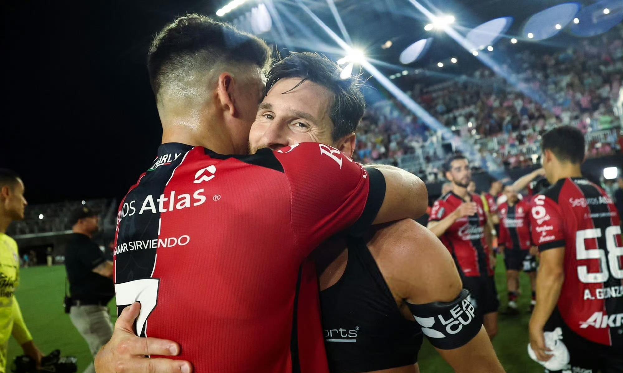 详细阅读:关于尤文主场大捷,球员赛后激动庆祝胜利,相关用户.的信息 关于尤文主场大捷,球员赛后激动庆祝胜利,相关用户.的信息